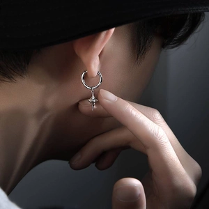 Orecchino a cerchio da uomo in argento con ciondolo a stella e zircone, stile minimalista