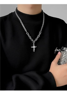 Dettaglio del ciondolo a croce argento con zirconi su una catena a maglie spesse
