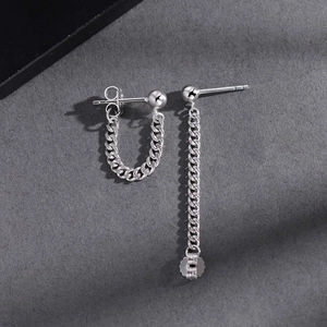 Orecchini asimmetrici in argento con catena a nappe e finitura lucida minimalista