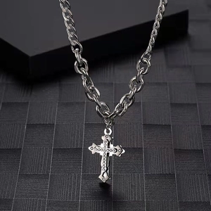 Collana a catena cubana argento hip hop con un ciondolo a croce di diamanti incastonati