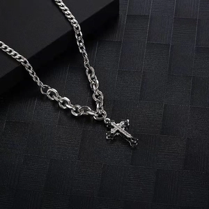 Collana con pendente a croce gotica in argento con zirconi e catena cubana