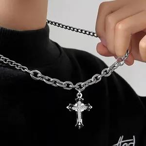 Collana a catena argento hip hop con ciondolo a croce con diamanti neri e argento