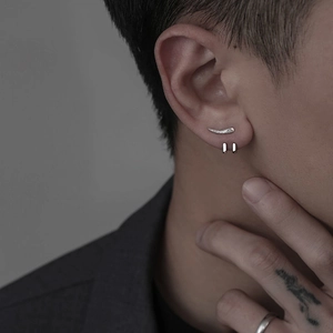 Gros plan de boucles d'oreilles minimalistes en argent avec corne en zircon et barrette