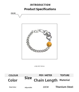Dettaglio del bracciale a catena cubana in acciaio al titanio con ciondolo smiley giallo