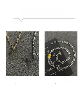 Dettaglio di collane smiley oro e argento con bracciale in strass viola