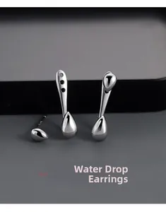 Vue macro d'une boucle d'oreille goutte en argent S925 avec fermoir arrière réglable