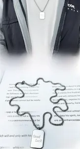 Detailaufnahme der polierten Silber-Erkennungsmarke mit Good Luck Gravur