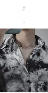 Gros plan d'un collier double épaisseur en argent avec pendentif noir sur un mannequin