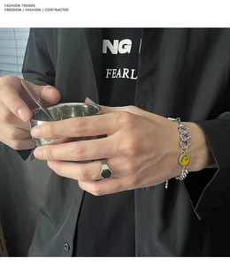 Bracciale cubano argento con ciondolo smiley giallo e anello esagonale con pietra nera
