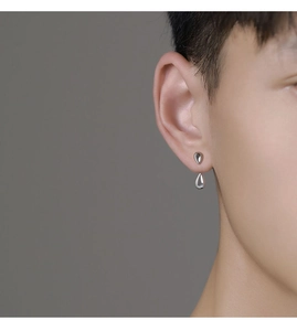 Gros plan de boucles d'oreilles gouttes d'eau en argent au design suspendu avant et arrière