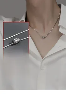 Vue macro détaillée du pendentif cylindre rotatif en argent S925 avec gravure de mantra chic