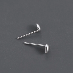 Détail des boucles d'oreilles minimalistes en argent sterling S925 avec fini miroir