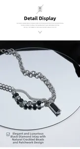 Détail du collier avec pendentif rectangulaire noir, perles et grosse chaîne en argent