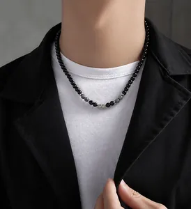 Vista del modelo del collar de cuentas de obsidiana con detalles metálicos plateados