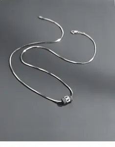 Macro détaillée du pendentif cylindrique rotatif en argent avec mantra bouddhiste