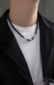 Primer plano del collar para hombre de cuentas de obsidiana mate con acentos de metal plateado