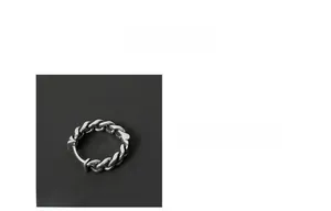 Gros plan d'une boucle d'oreille pour homme style maille cubaine au design punk argenté