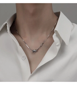 Détail du pendentif cylindre rotatif en argent pour homme sur chaîne serpent fine