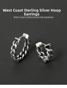 Détail macro de boucles d'oreilles gourmette en argent sterling S925 avec poinçon authentique