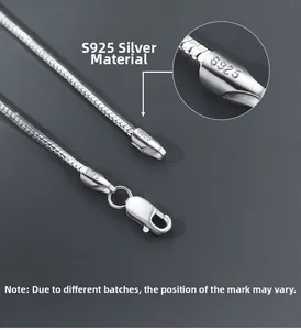 Gros plan du poinçon S925 sur le collier en argent avec fermoir mousqueton