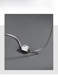 Détail du pendentif cylindre argenté rotatif avec gravure de mantra et chaîne serpent fine
