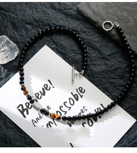 Detalle de collar de obsidiana con cuentas de ojo de tigre y cierre de barra plata