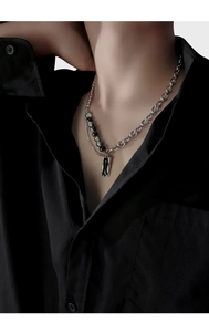 Détail du collier à maillons mixtes avec perles noires et pendentif rectangulaire