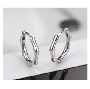 Détails de texture en gros plan des créoles en argent motif bambou pour hommes