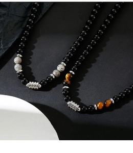 Detalle del collar de cuentas de obsidiana con ojo de tigre y espaciadores de metal plata