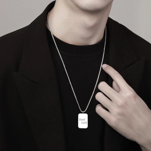 Herren Silber Dog Tag Halskette mit Good Luck Anhänger quadratisch auf schwarzem Anzug