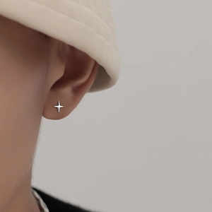 Gros plan d'une puce d'oreille étoile en argent minimaliste pour un style moderne unisexe
