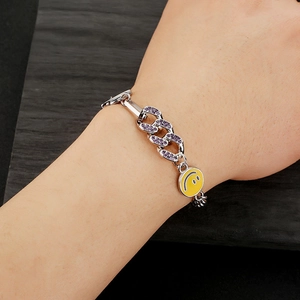 Bracciale a catena argentata con pietre viola e ciondolo smiley in smalto giallo