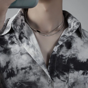 Collier double couche argenté pour homme avec pendentif rectangulaire noir tendance