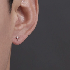 Clou d'oreille étoile argentée minimaliste à quatre branches pour homme et femme