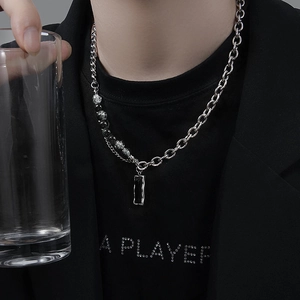 Collier pour hommes au style urbain avec pendentif rectangulaire noir et perles argent