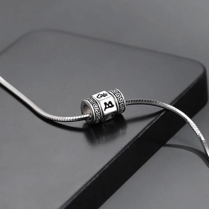 Collier chaîne serpent en argent avec pendentif rotatif mantra sanskrit pour homme