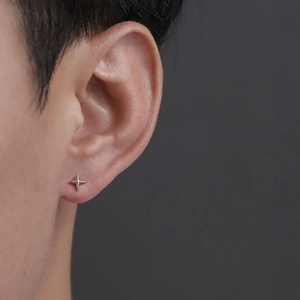 Boucle d'oreille clou étoile croisée argentée minimaliste avec finition polie pour tous