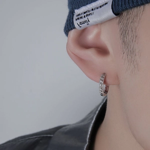 Boucle d'oreille homme en argent torsadé style punk hip hop avec bonnet bleu marine