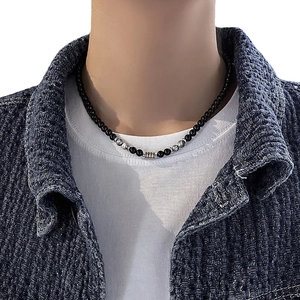 Collar para hombre con cuentas de obsidiana y colgante cilíndrico plateado en modelo