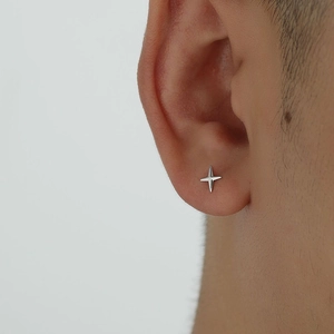 Clou d'oreille étoile à quatre branches en argent minimaliste au fini poli miroir