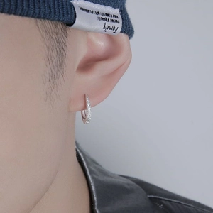 Boucle d'oreille anneau argentée minimaliste pour hommes avec petits zircons brillants