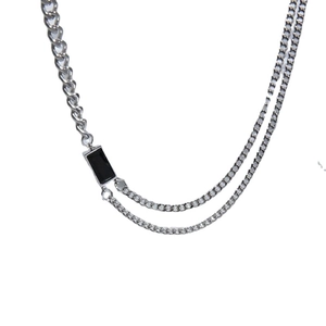 Collier double chaîne cubaine argentée avec un pendentif rectangulaire noir minimaliste