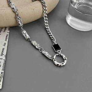 Collana unisex in acciaio al titanio con maglie laviche e inserto nero rettangolare