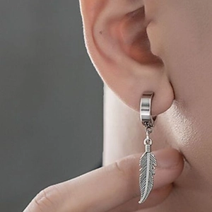 Vue détaillée d'un clip d'oreille en acier inoxydable avec pendentif plume texturé