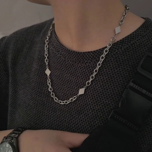 Collier chaîne minimaliste en acier argenté avec breloques losanges sur maille