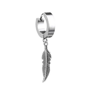 Gros plan sur un clip d'oreille en acier titane argenté avec pendentif plume