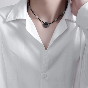 Collana di perle da uomo con ciondolo ad anello in marmo grigio su camicia bianca