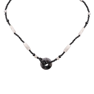 Collana artigianale di perle nere con pendente a cerchio in pietra effetto marmo