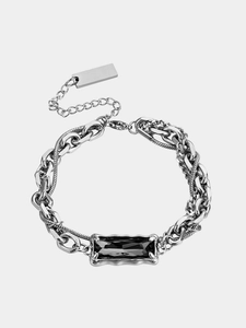 Détail d'un bracelet industriel multicouche orné d'une pierre noire rectangulaire