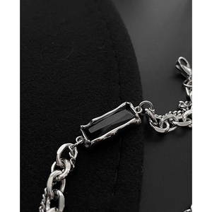 Bracelet à chaîne argentée unisexe avec pierre noire rectangulaire et métal texturé lave